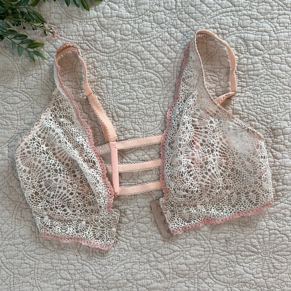 Victoria’s Secret: Double Lined White Front Clasp Lace Bralette Size Large - Picture 8 of 9